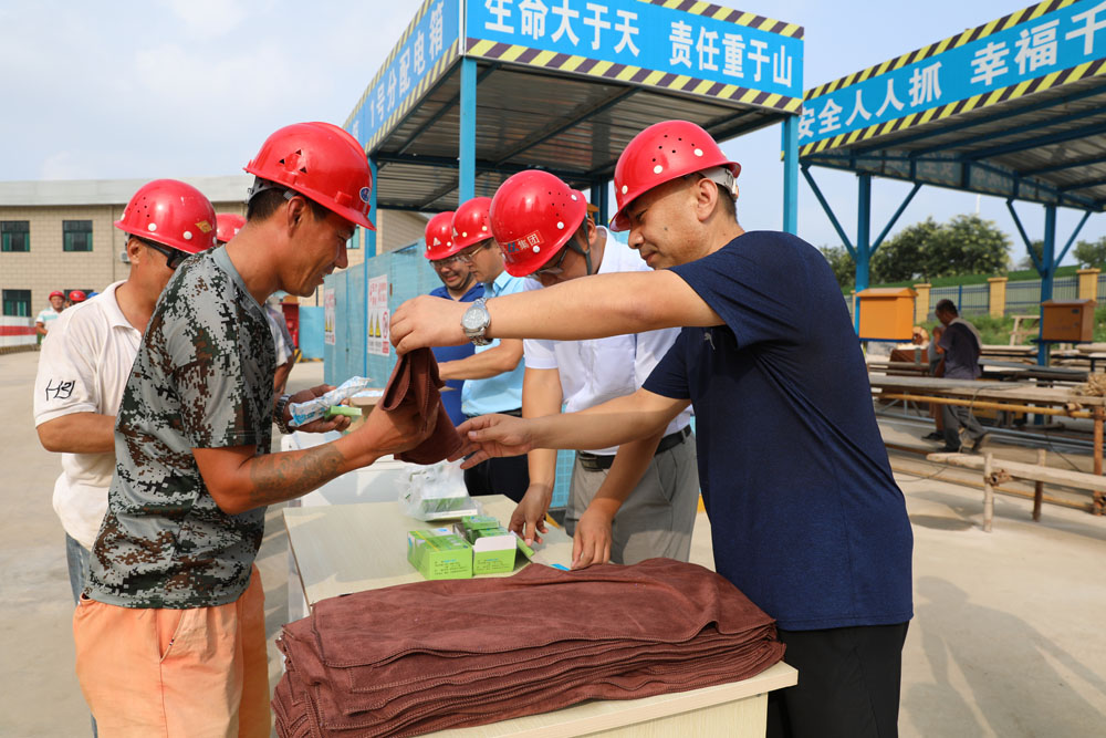 开发公司开展夏日送清凉活动