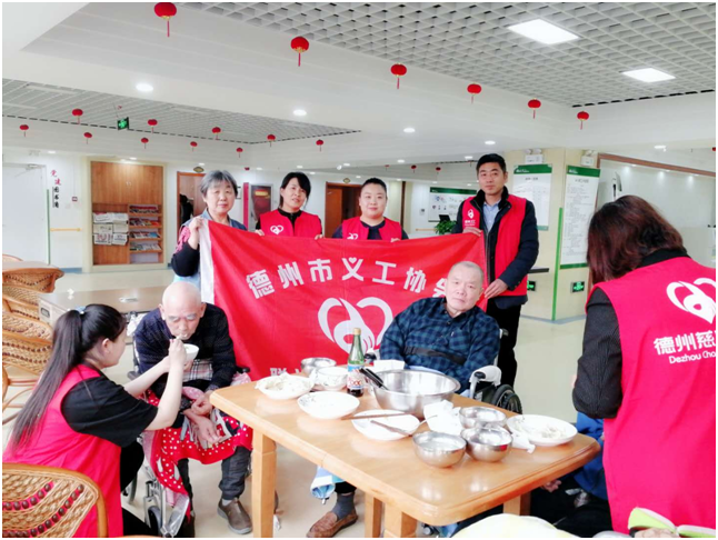 联兴爱心义工团为福乐多康养中心老人庆冬至送水饺