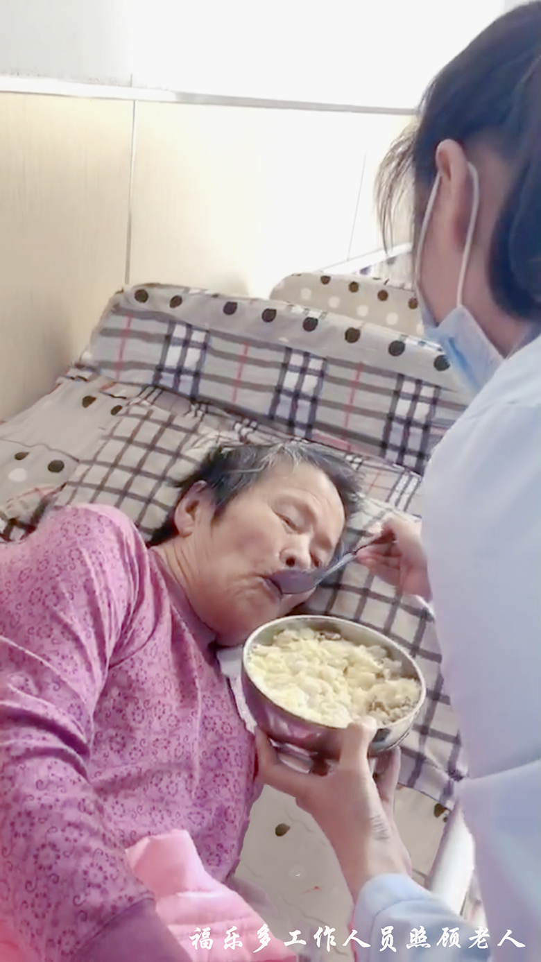 联兴福乐多失能老人护理赢赞誉 家属送锦旗表谢意